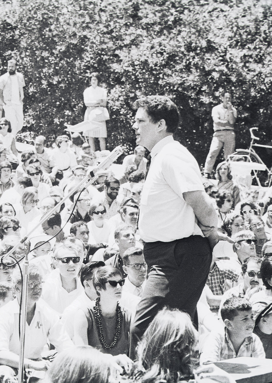 Barry Olivier speaking to audience in Faculty Glade concert, Berkeley Folk Music Festival, 1964